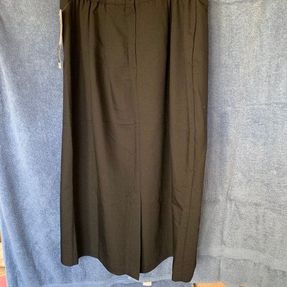 Ladies long blackskirt - Picture 3 of 5
